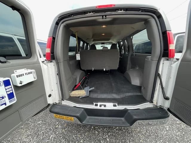 2014 GMC 7 Passenger School Van - Image 9