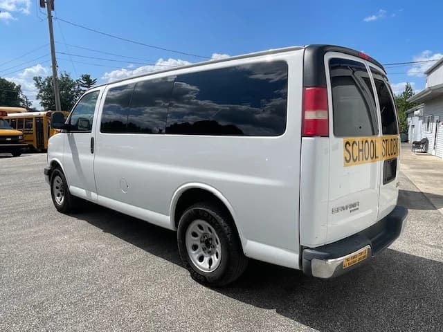 2014 GMC 7 Passenger School Van - Image 3