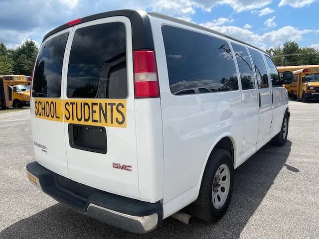 2014 GMC 7 Passenger School Van - Image 4