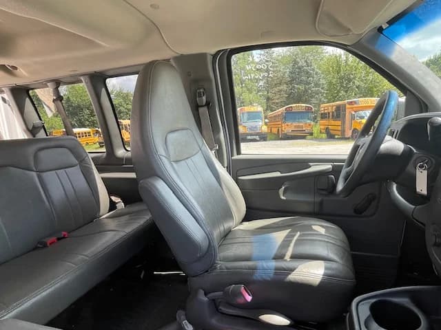 2014 GMC 7 Passenger School Van - Image 10