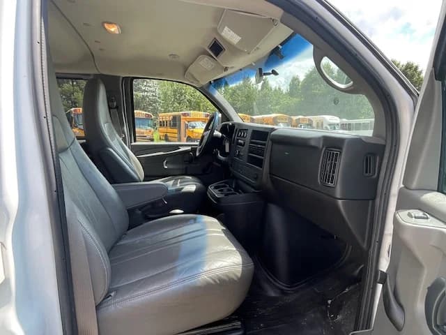 2014 GMC 7 Passenger School Van - Image 11