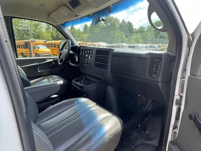 2014 GMC 7 Passenger School Van - Image 12