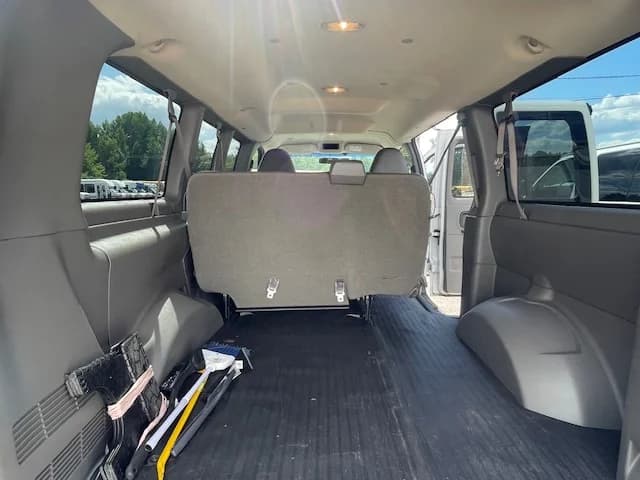 2014 GMC 7 Passenger School Van - Image 13