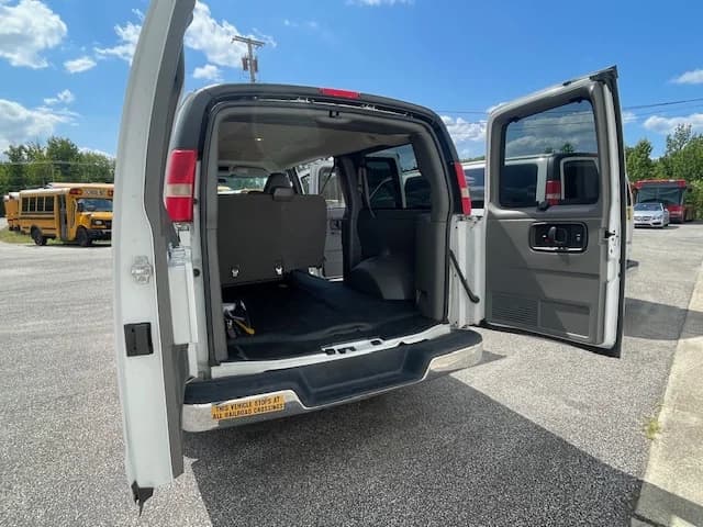 2014 GMC 7 Passenger School Van - Image 17