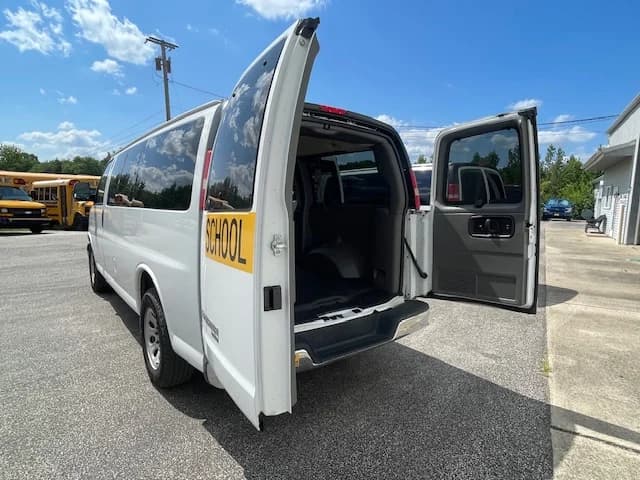 2014 GMC 7 Passenger School Van - Image 25