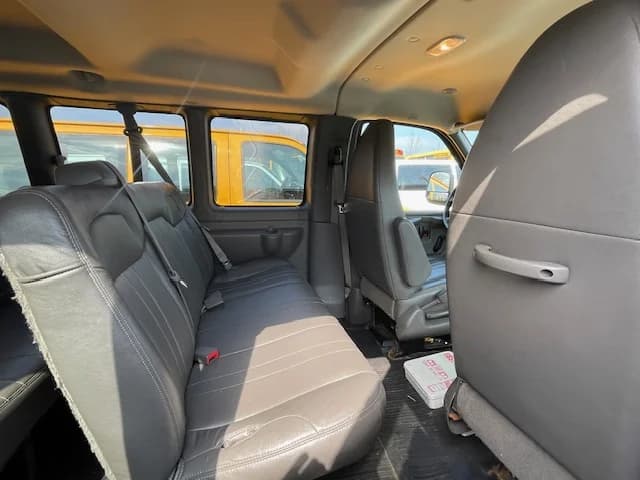2014 GMC 7 Passenger School Van - Image 9