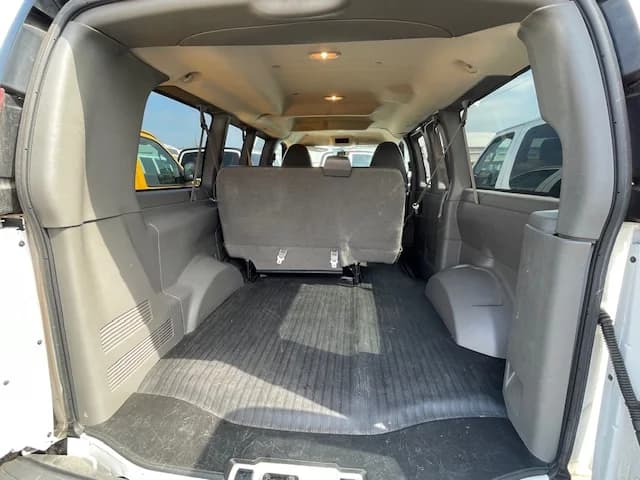 2014 GMC 7 Passenger School Van - Image 7