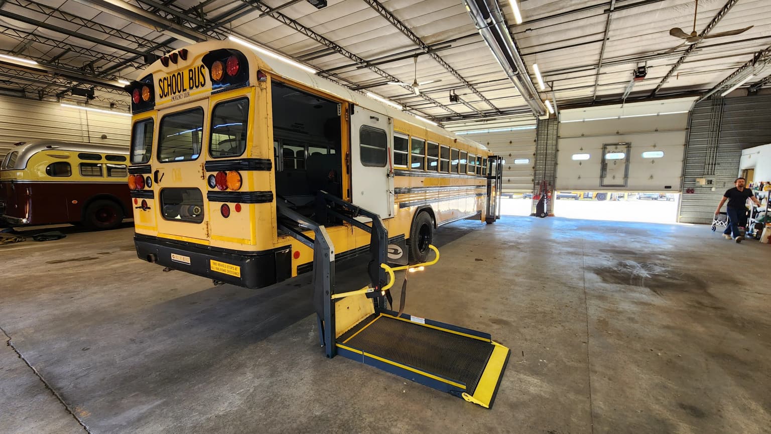 2011 Blue Bird Handy Bus ADA - Image 18