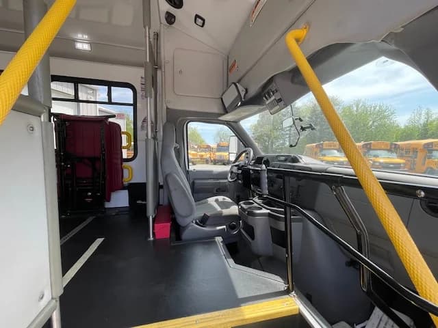 2018 FORD E-450 Startrans ADA Shuttle - Image 17