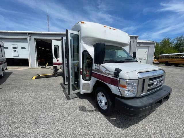 2018 FORD E-450 Startrans ADA Shuttle - Image 25