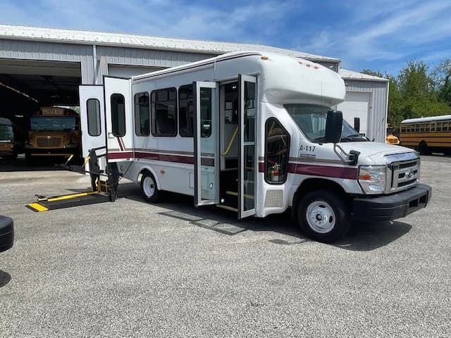 2018 FORD E-450 Startrans ADA Shuttle - Image 26