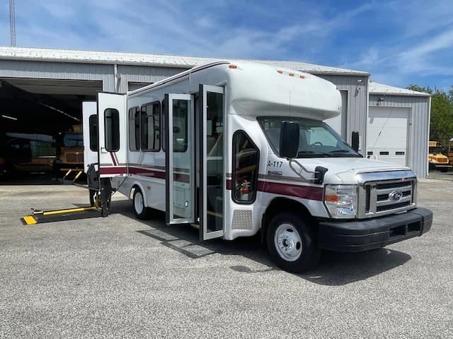2018 FORD E-450 Startrans ADA Shuttle - Image 21