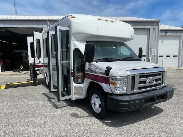 2018 FORD E-450 Startrans ADA Shuttle - Image 23