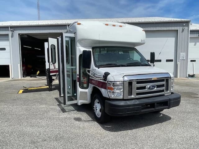 2018 FORD E-450 Startrans ADA Shuttle - Image 2