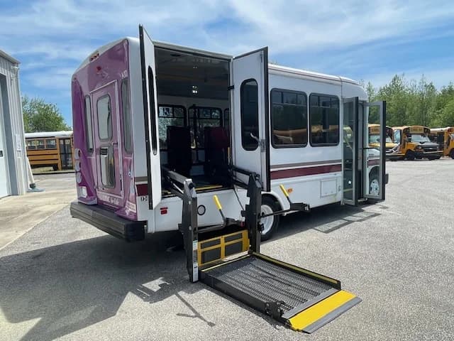 2018 FORD E-450 Startrans ADA Shuttle - Image 29