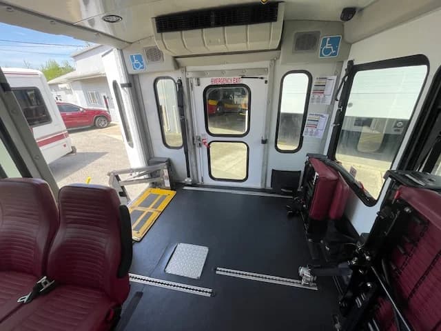 2018 FORD E-450 Startrans ADA Shuttle - Image 4