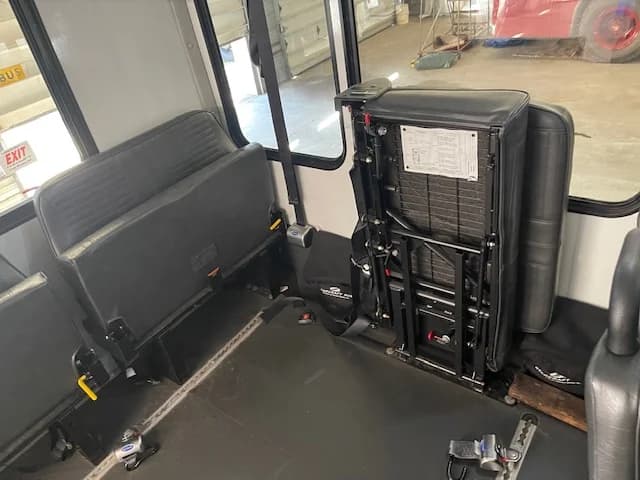 2018 Ford F-550 Starcraft ADA Shuttle - Image 12