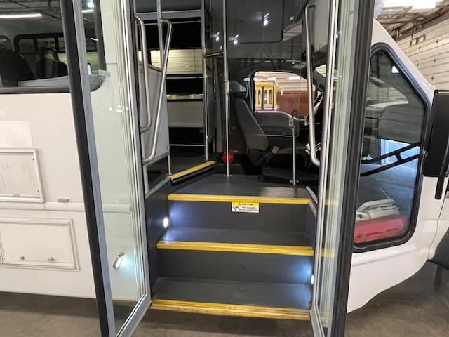 2018 Ford F-550 Starcraft ADA Shuttle - Image 5