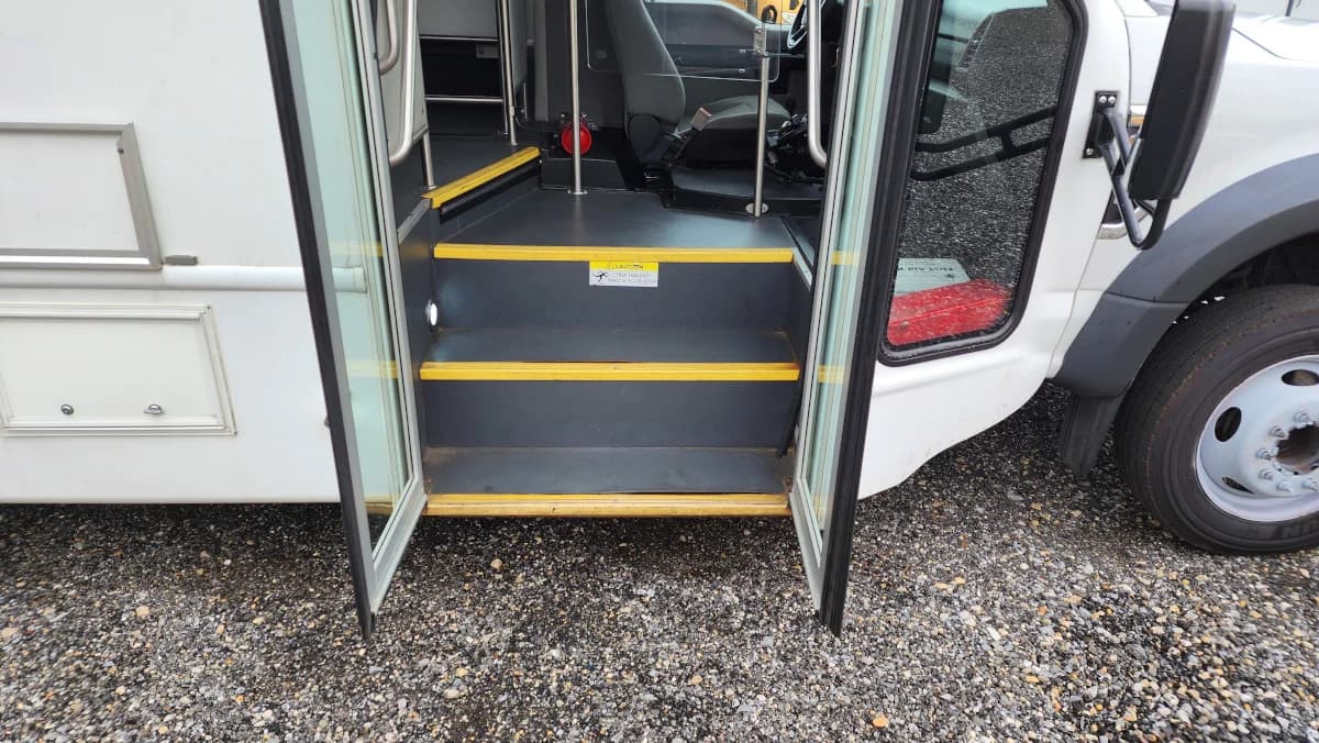 2019 F-550 ADA A/C Shuttle Bus - Image 5