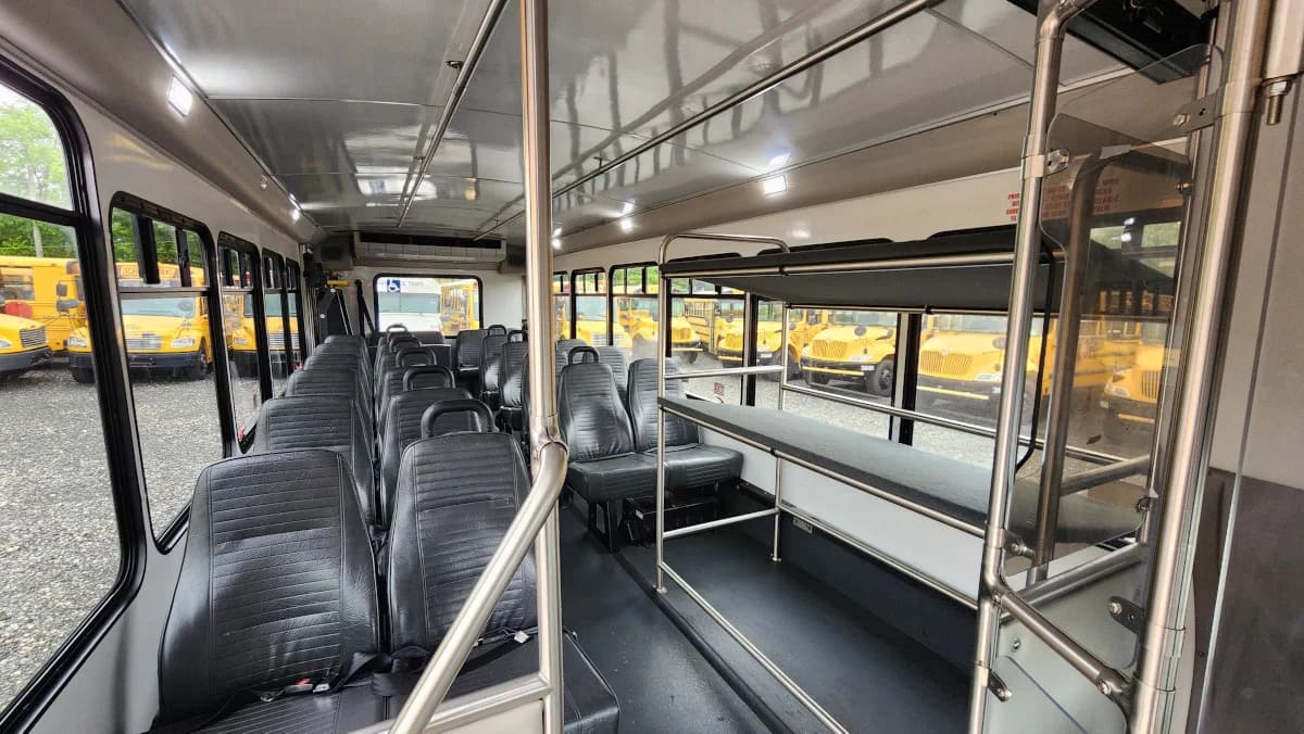 2019 F-550 ADA A/C Shuttle Bus - Image 10