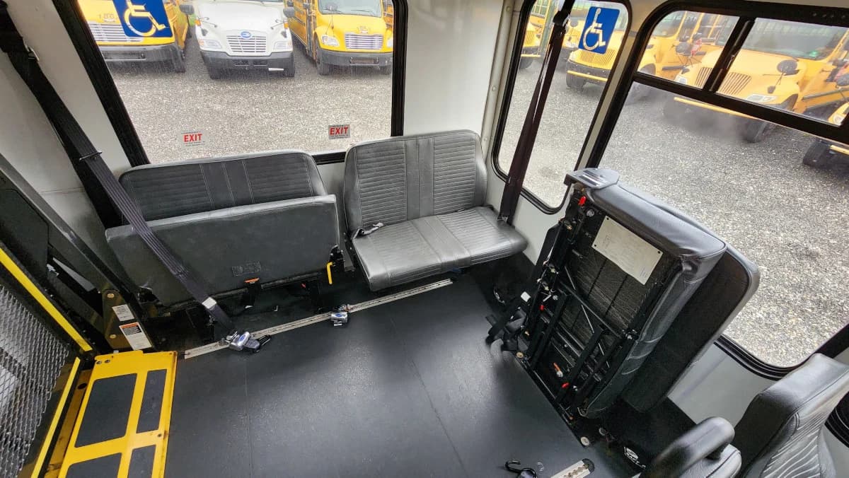 2019 F-550 ADA A/C Shuttle Bus - Image 15