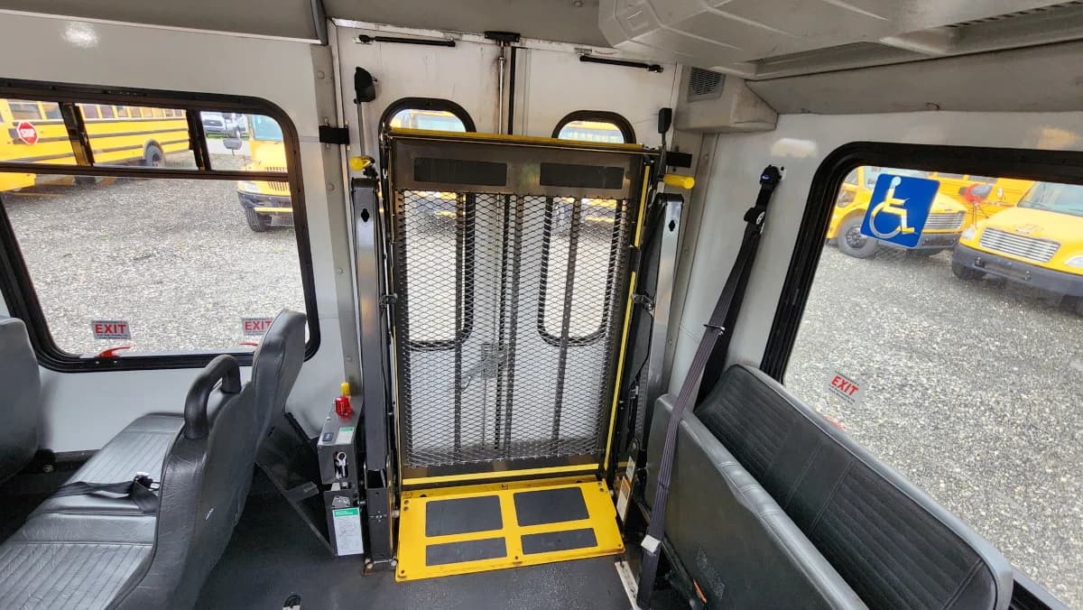 2019 F-550 ADA A/C Shuttle Bus - Image 17