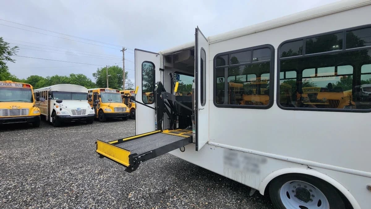 2019 F-550 ADA A/C Shuttle Bus - Image 21