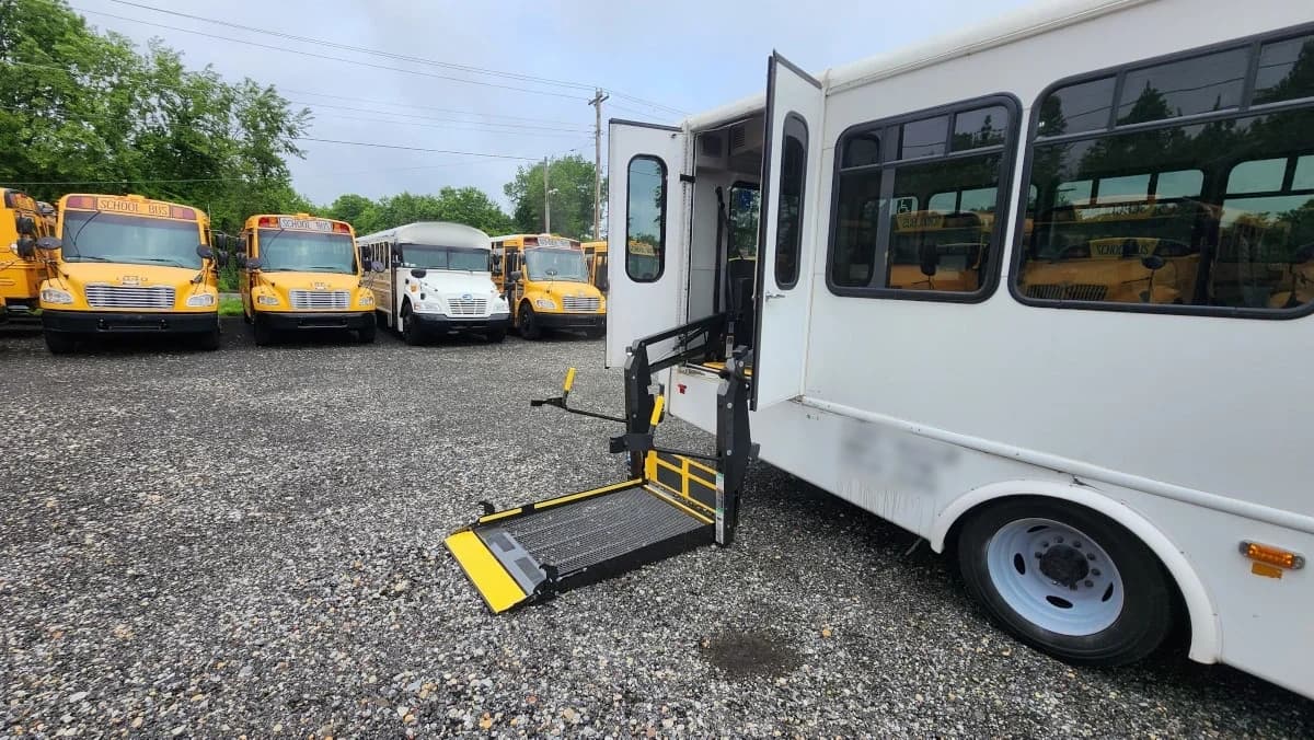 2019 F-550 ADA A/C Shuttle Bus - Image 23