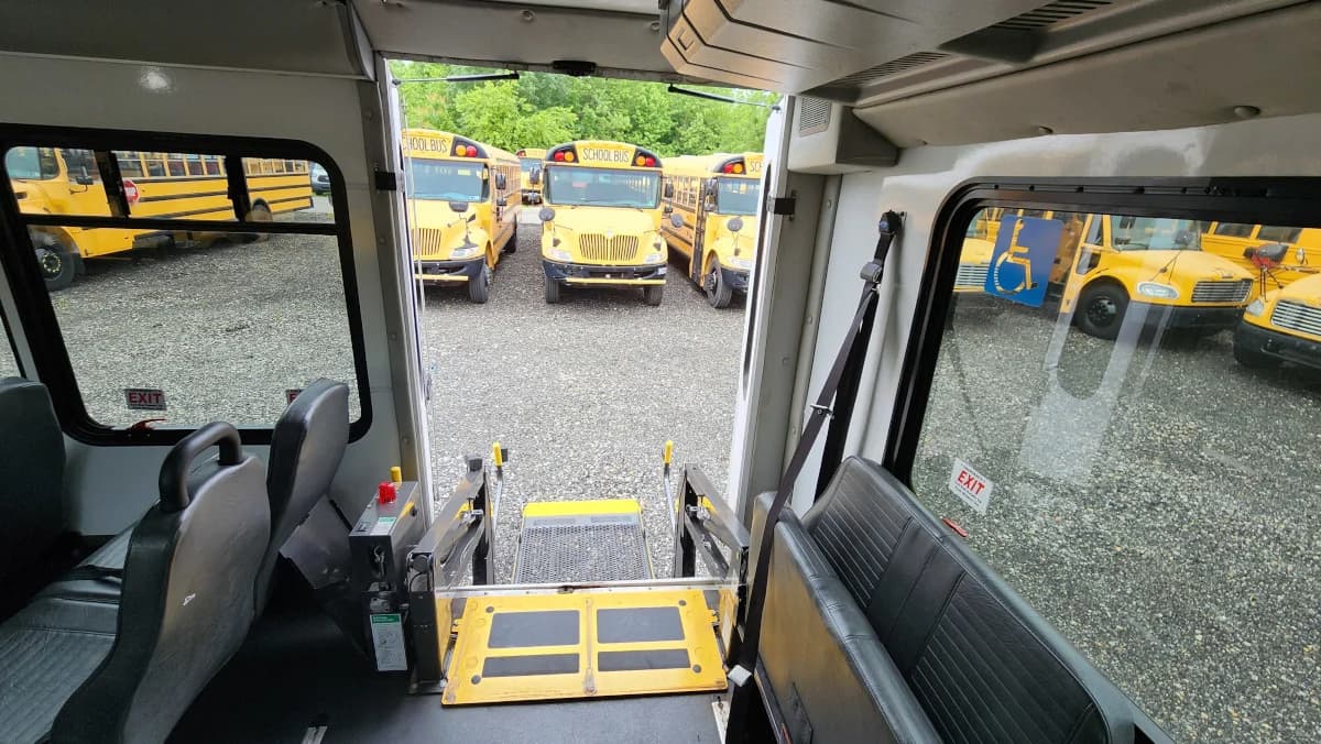 2019 F-550 ADA A/C Shuttle Bus - Image 18