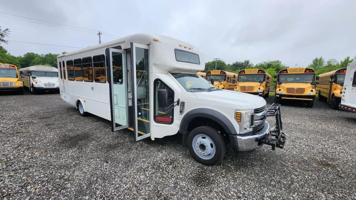 2019 F-550 ADA A/C Shuttle Bus - Image 2