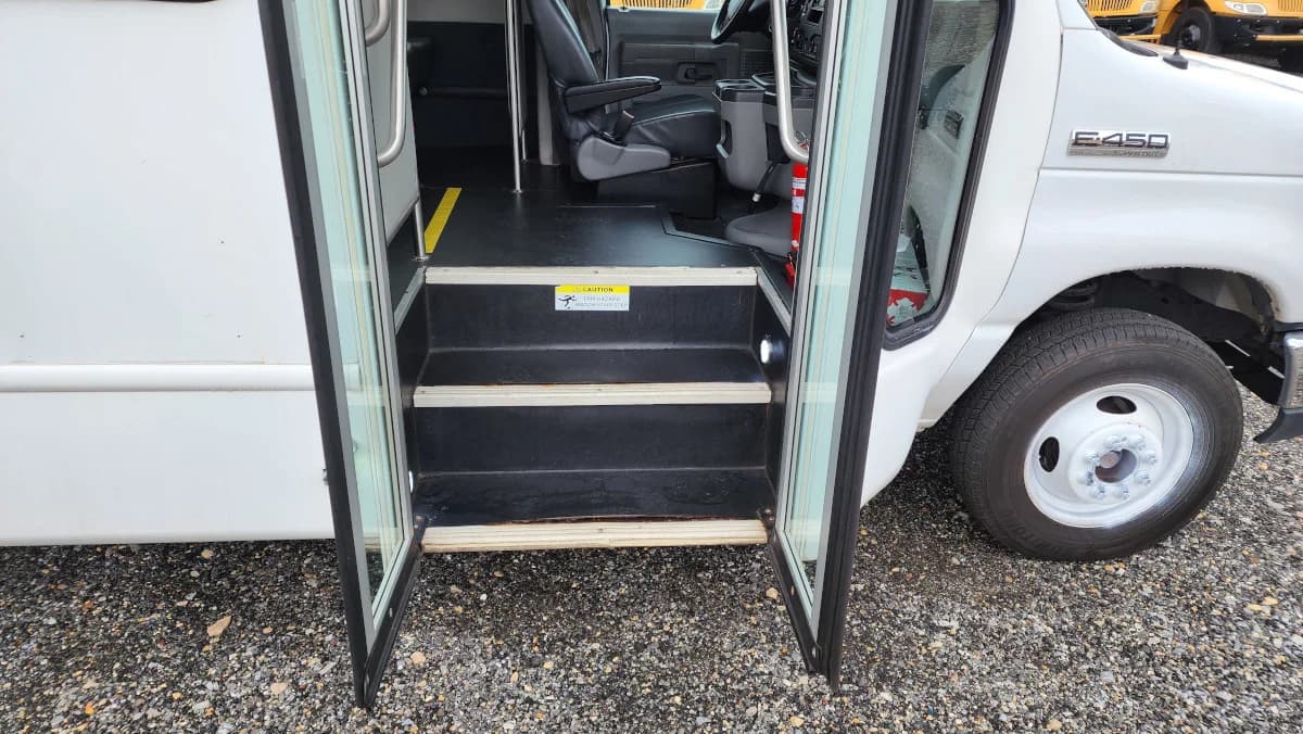 2016 Ford E-450 Starcraft ADA Shuttle - Image 5