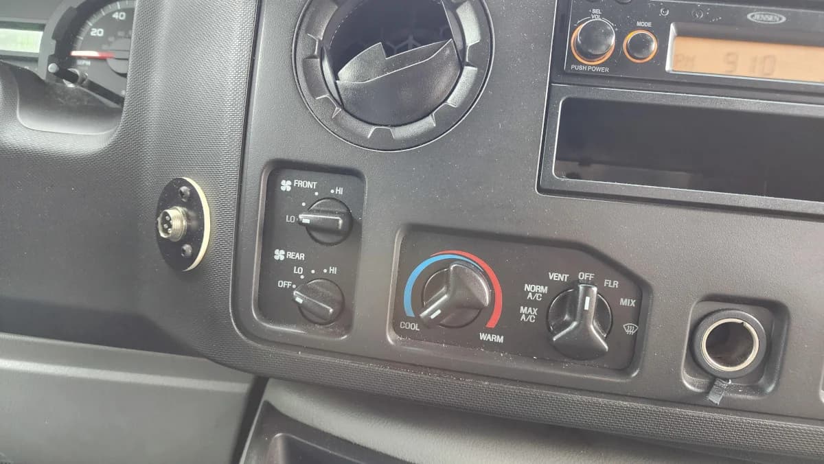 2016 Ford E-450 Starcraft ADA Shuttle - Image 8