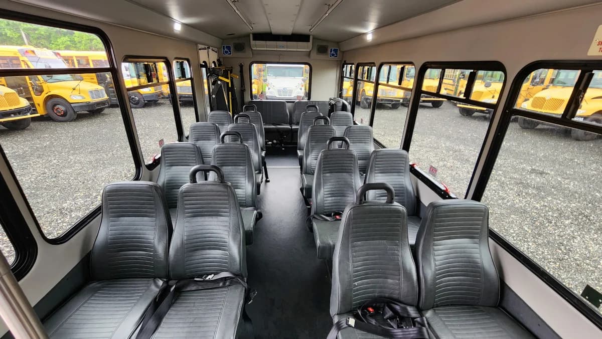 2016 Ford E-450 Starcraft ADA Shuttle - Image 10