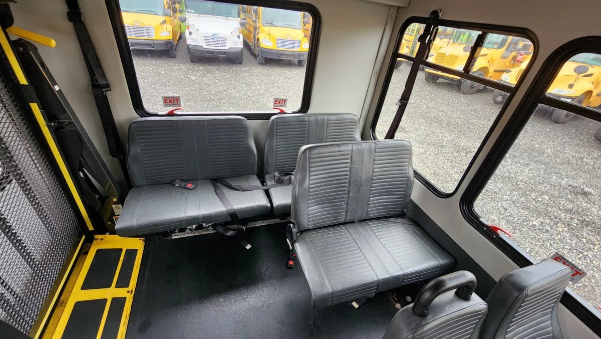 2016 Ford E-450 Starcraft ADA Shuttle - Image 13