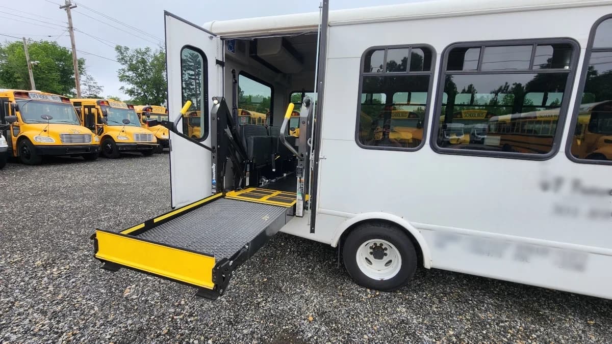 2016 Ford E-450 Starcraft ADA Shuttle - Image 20