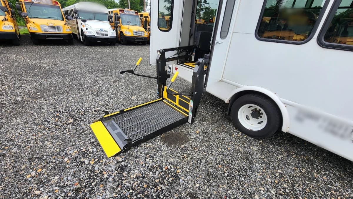 2016 Ford E-450 Starcraft ADA Shuttle - Image 21