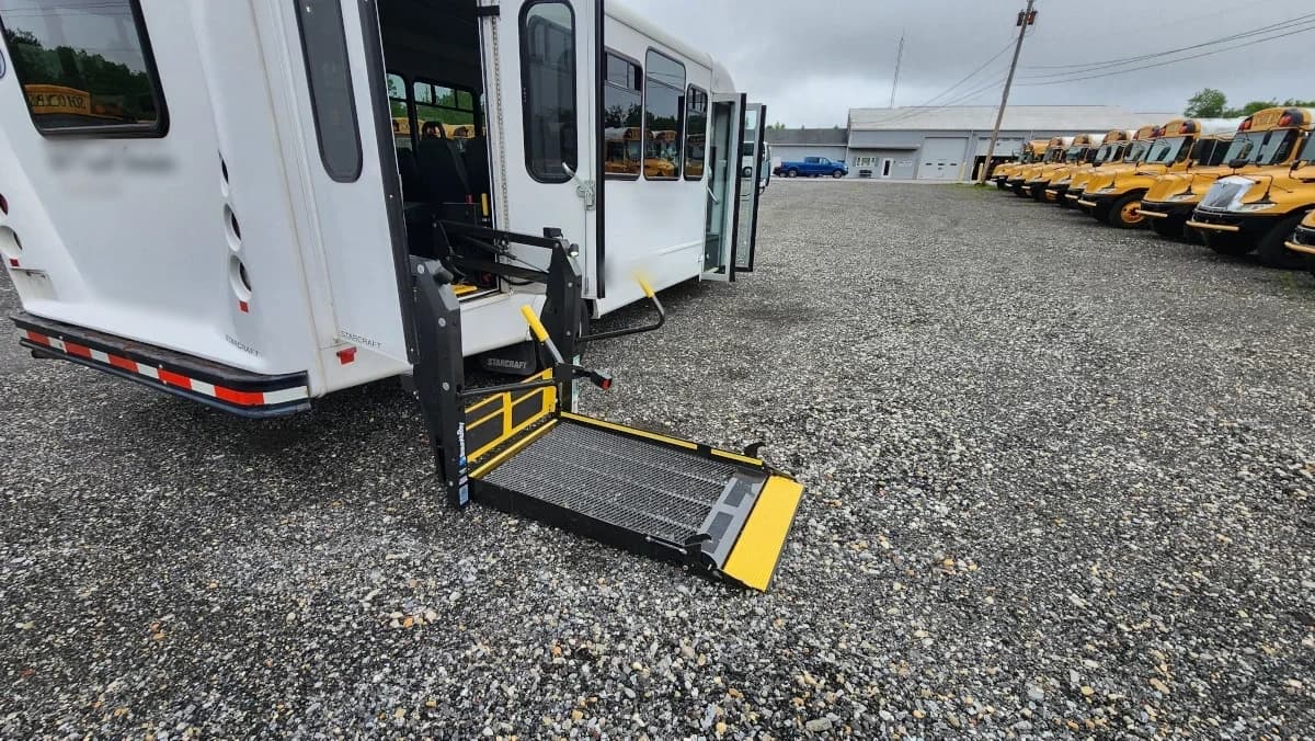 2016 Ford E-450 Starcraft ADA Shuttle - Image 22