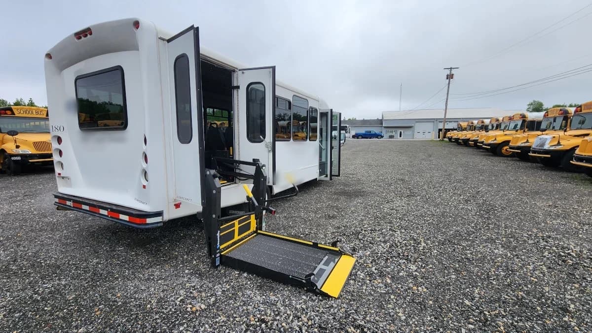 2016 Ford E-450 Starcraft ADA Shuttle - Image 35
