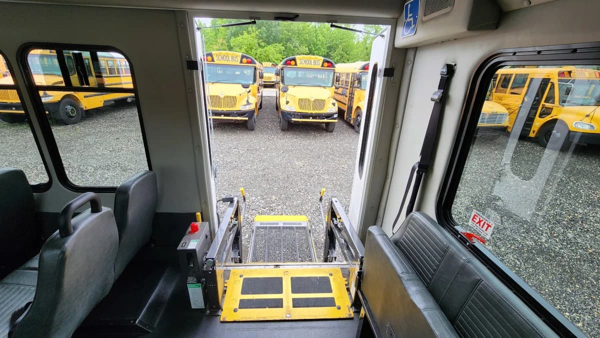 2016 Ford E-450 Starcraft ADA Shuttle - Image 16
