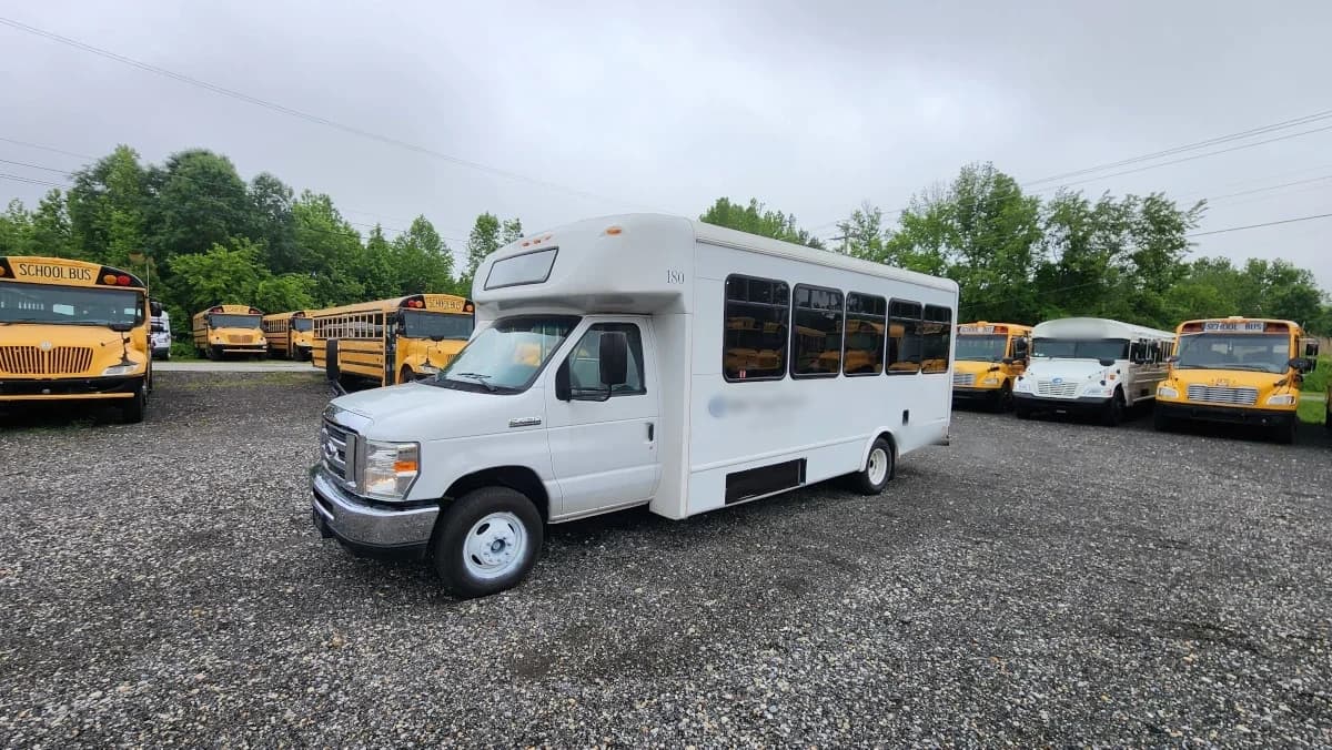 2016 Ford E-450 Starcraft ADA Shuttle - Image 27
