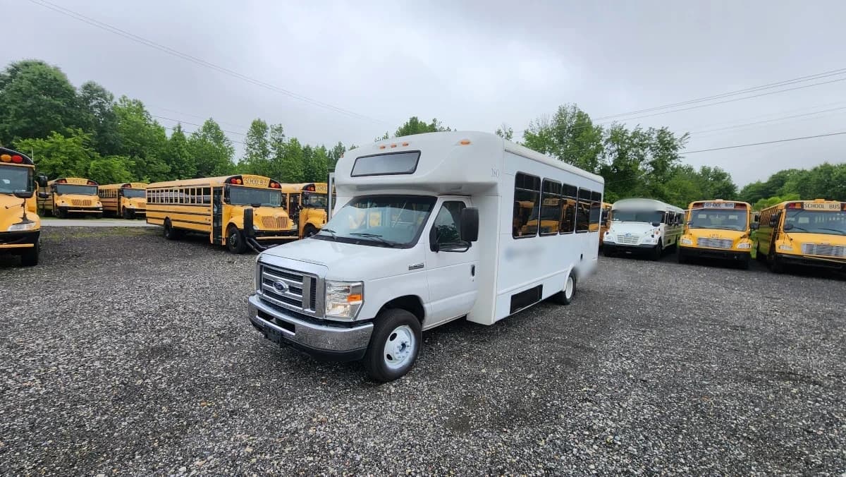 2016 Ford E-450 Starcraft ADA Shuttle - Image 1