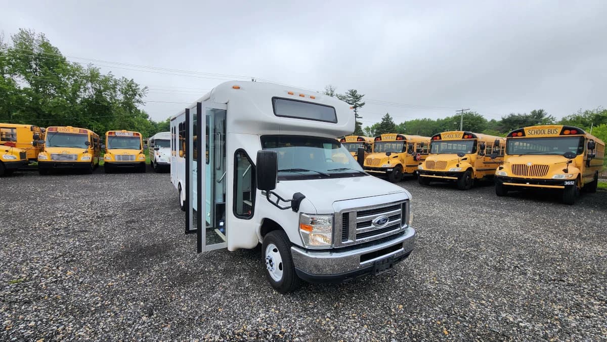 2016 Ford E-450 Starcraft ADA Shuttle - Image 29