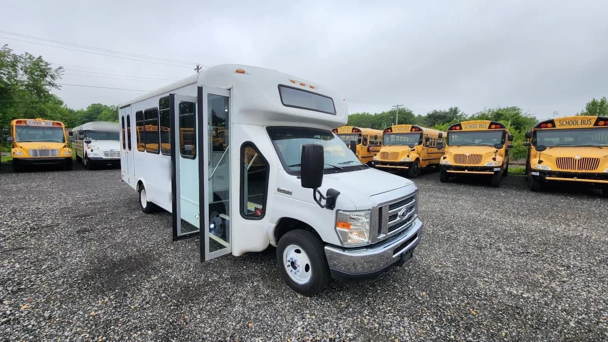2016 Ford E-450 Starcraft ADA Shuttle - Image 30