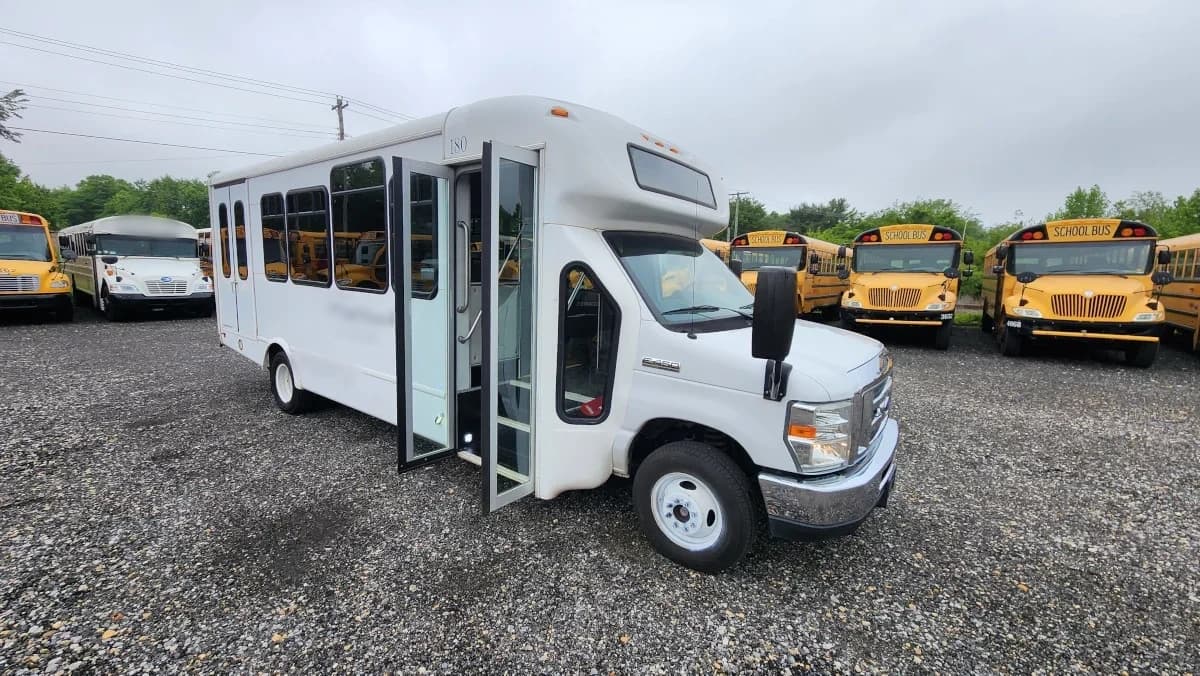 2016 Ford E-450 Starcraft ADA Shuttle - Image 2