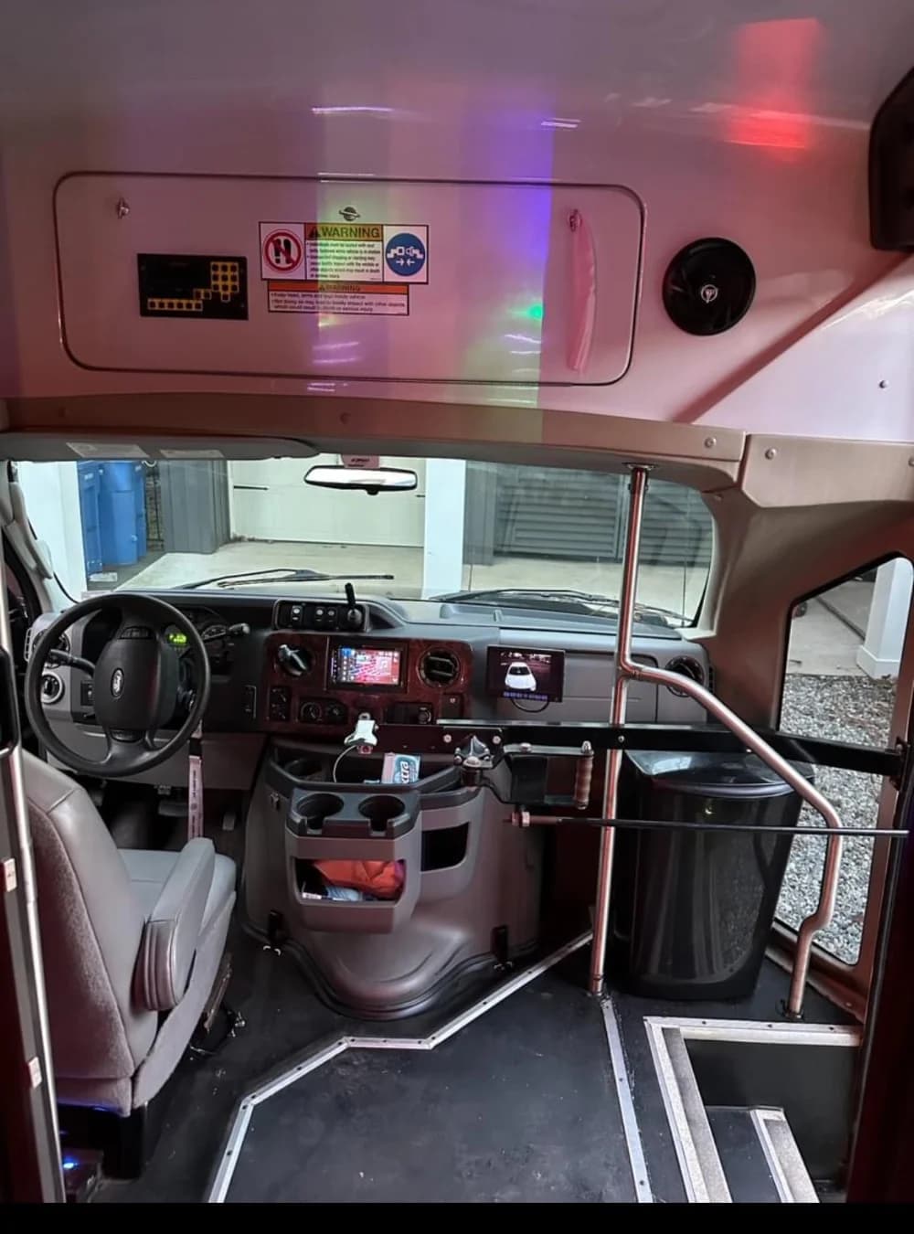 2013 Ford E450 - Image 10