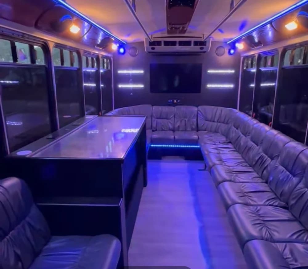 2013 Ford E450 - Image 11