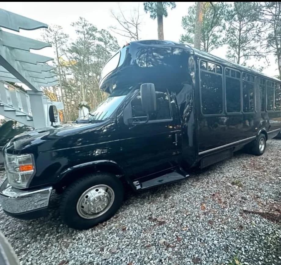 2013 Ford E450 - Image 3