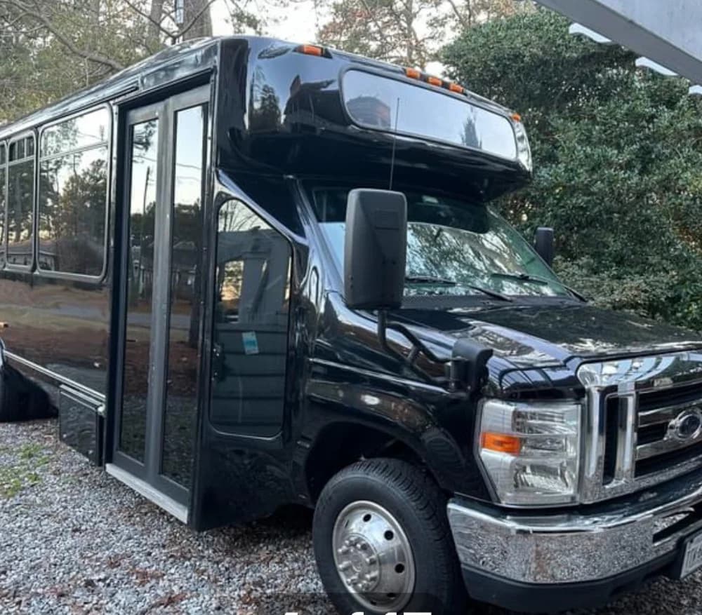 2013 Ford E450 - Image 4