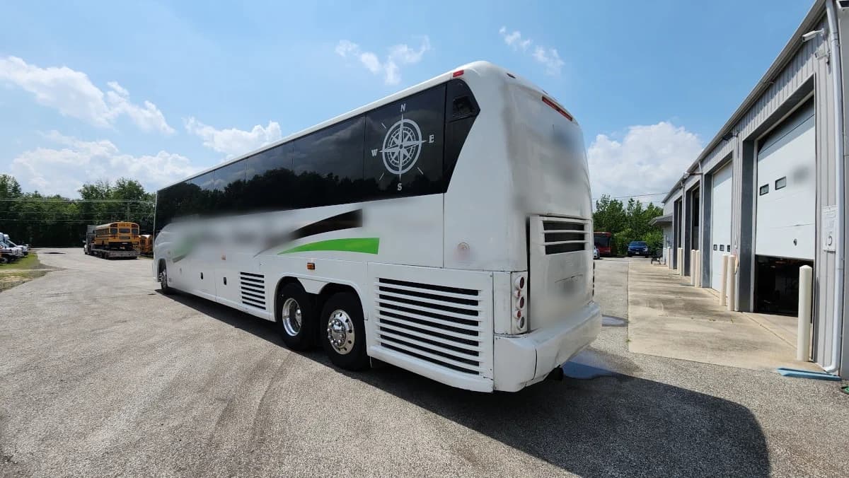 2007 MCI J4500 Coach Bus  - Image 4