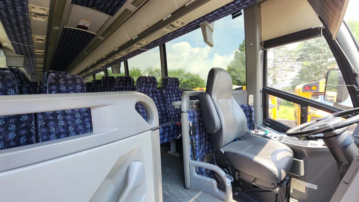 2007 MCI J4500 Coach Bus  - Image 6